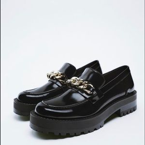 LOW HEEL CHAIN LOAFERS
CHAIN DETAIL AT FRONT. THICK LUG SOLES.